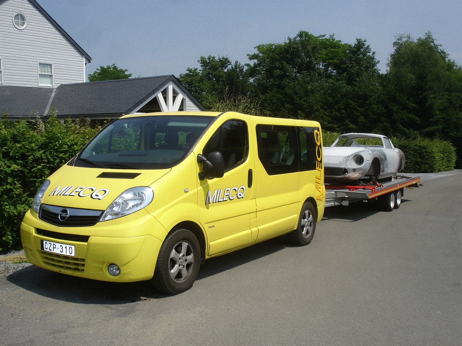 Minibus Milecq tractant une voiture de collection sur remorque