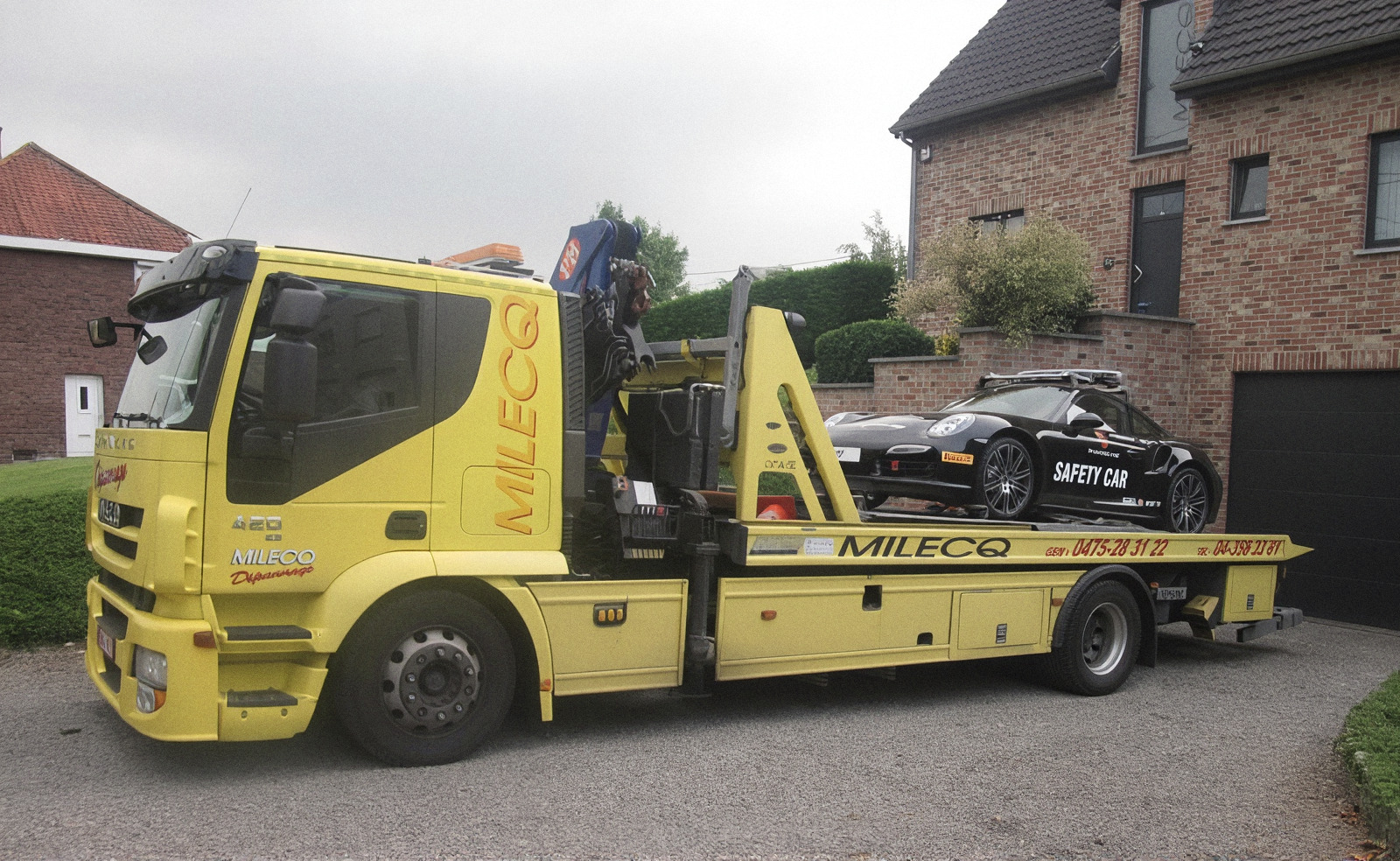 Porsche 911 Safety Car chargée sur le camion de dépannage Milecq en région liégeoise