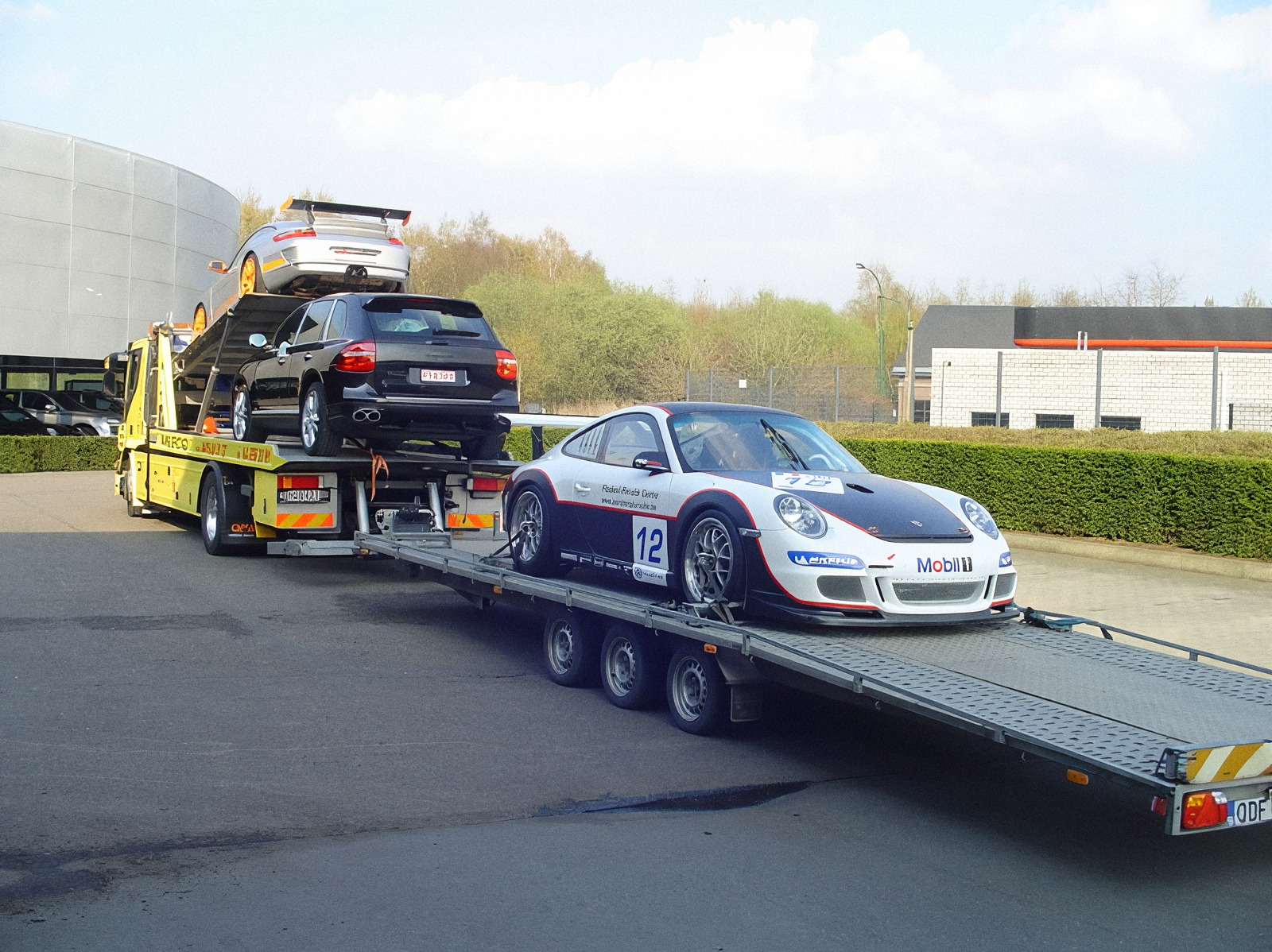 Convoi Milecq : trois Porsche transportées simultanément sur le camion-plateau et sa remorque