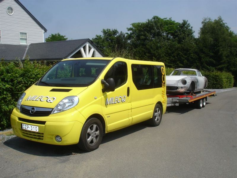 Minibus Milecq tractant une voiture de collection sur remorque lors d'un rapatriement