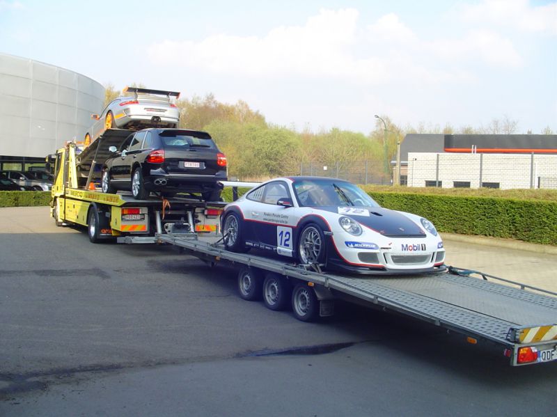 Convoi Milecq : trois Porsche transportées simultanément sur le camion-plateau et sa remorque