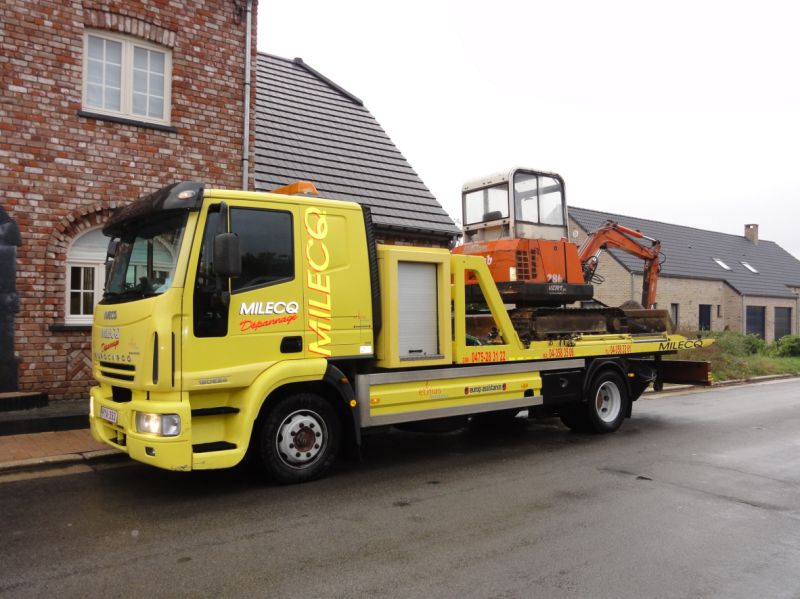 Mini-pelle de chantier chargée sur le camion-plateau Milecq Dépannage