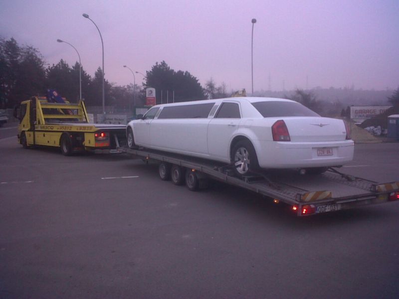 Limousine blanche transportée sur la remorque Milecq Dépannage