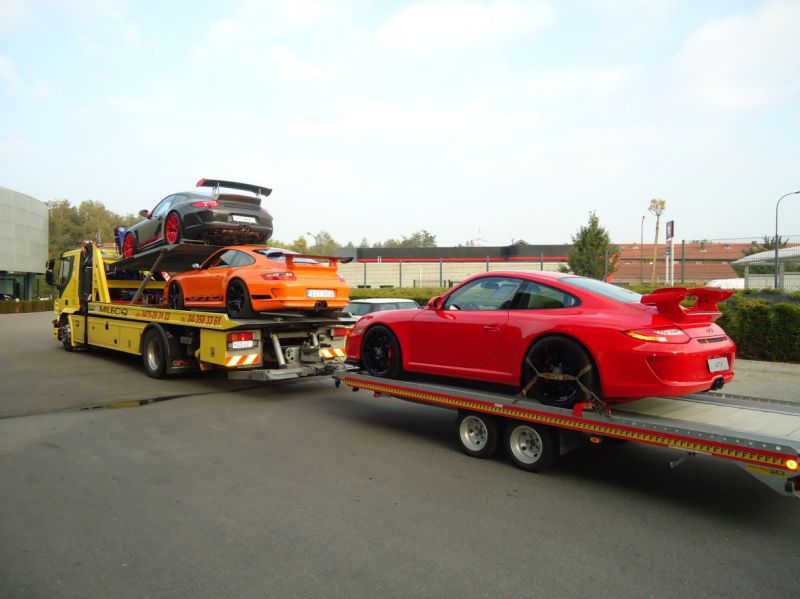 Trois Porsche 911 GT3 rouge, orange et noire sur le convoi Milecq Dépannage